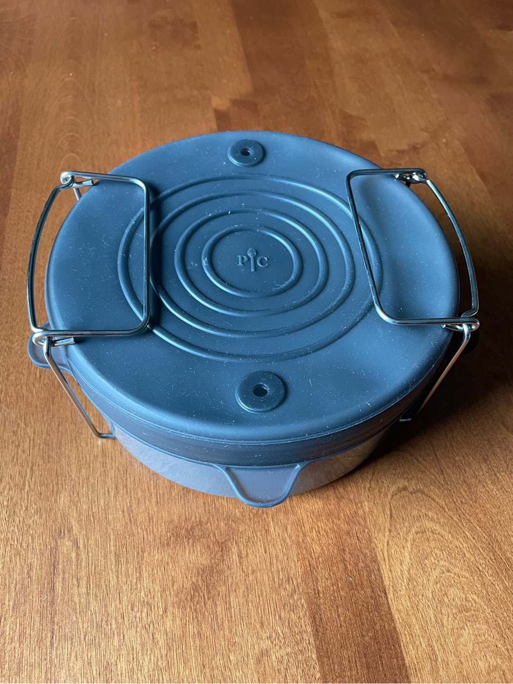 Pampered Chef Quick Cooker Ceramic Pot w/ Silicone Lid and Wire Cradle (100049)